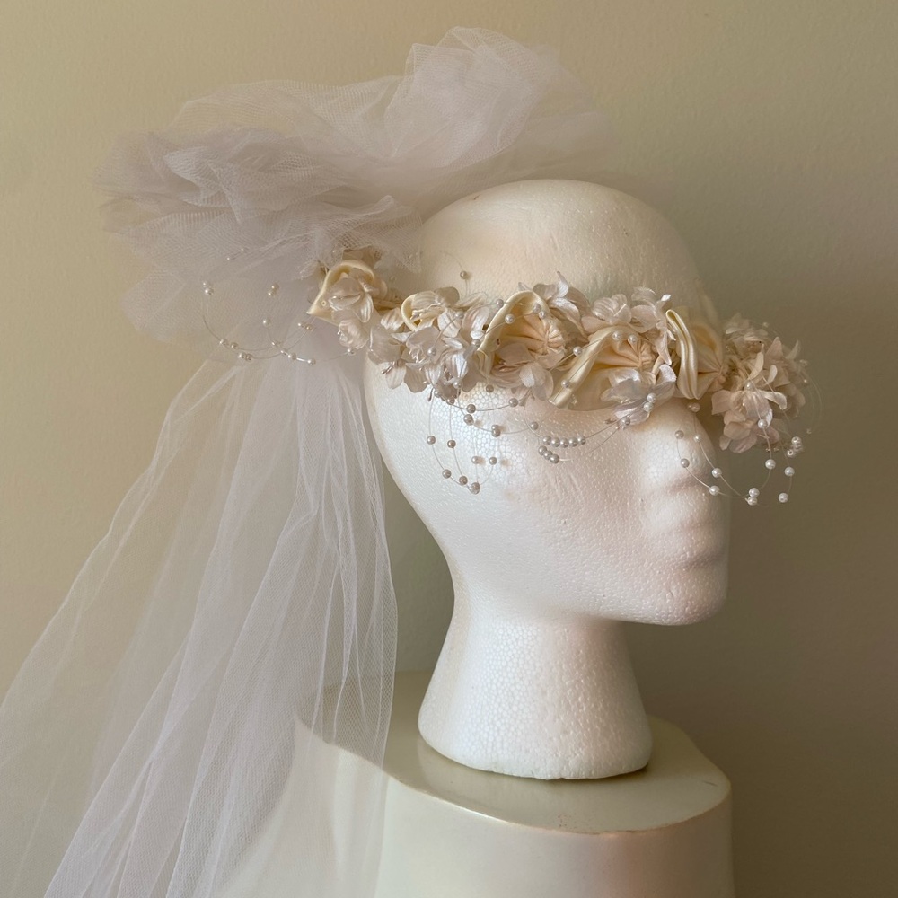 Vintage cream satin floral wedding headband veil - Picture 4 of 7